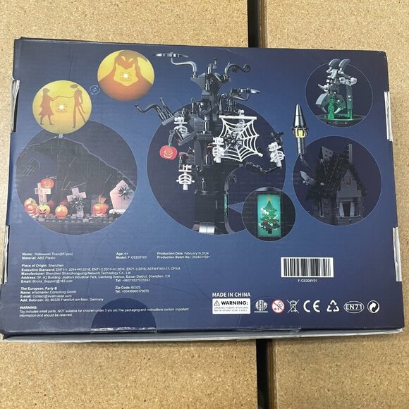 Halloween Town NEW 957 piece building set - Picture 2 of 2
